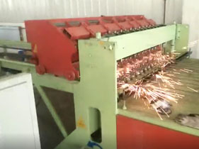 圣航機(jī)械廠支護(hù)網(wǎng)排焊機(jī)工作視頻