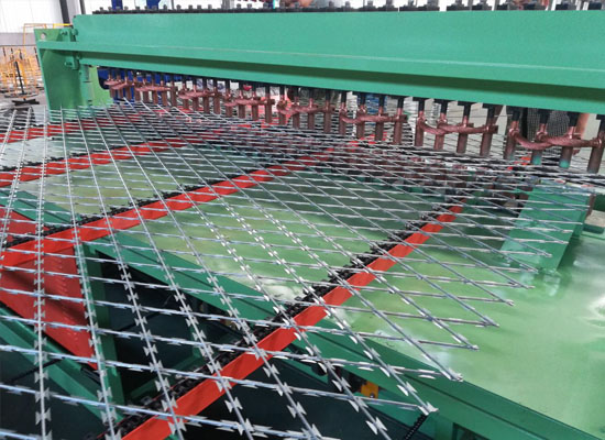 刀片刺繩護(hù)欄排焊機(jī)