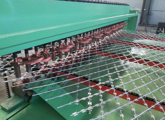 刀片刺繩護(hù)欄排焊機(jī)