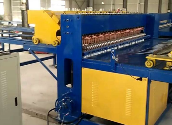 護欄網(wǎng)排焊機